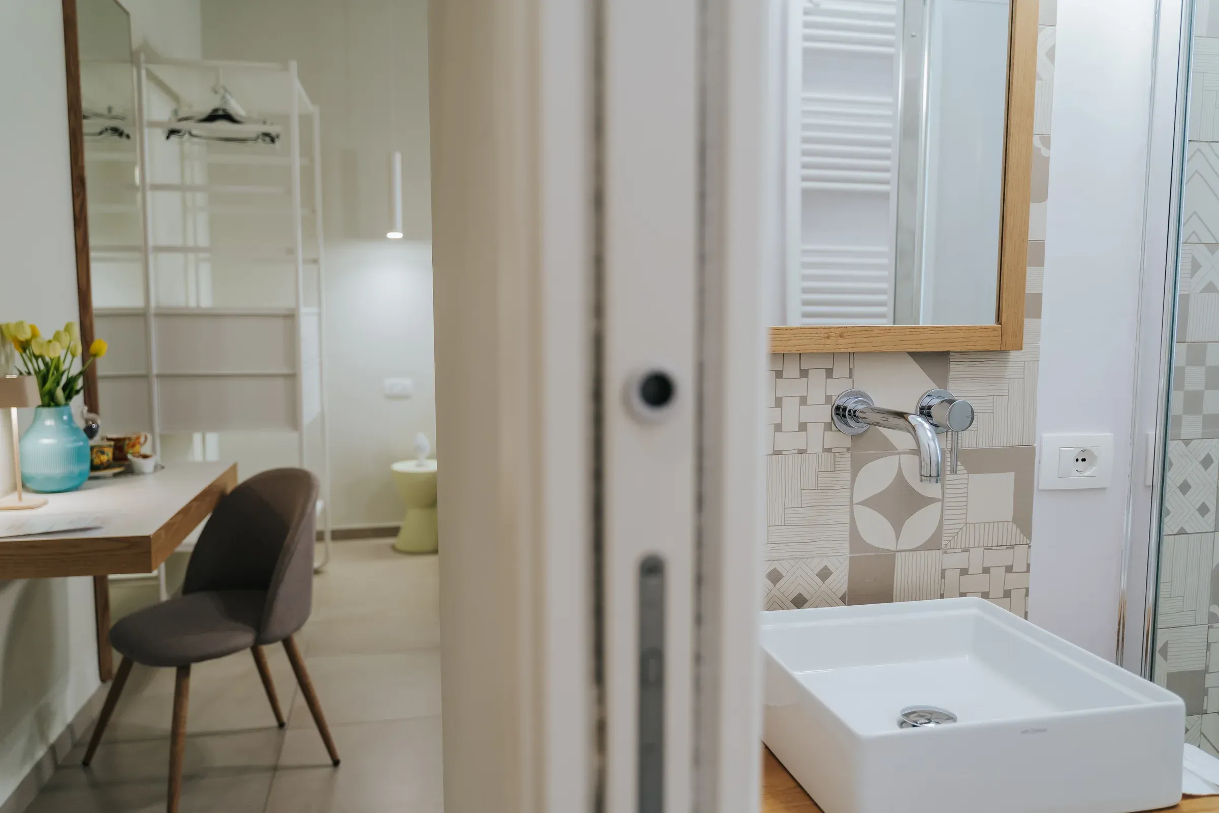 Bagno con lavabo e piastrelle decorative