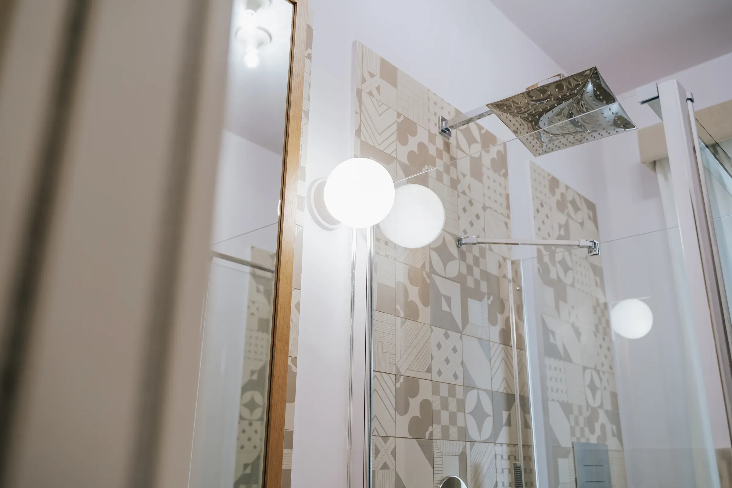 Doccia con piastrelle decorative