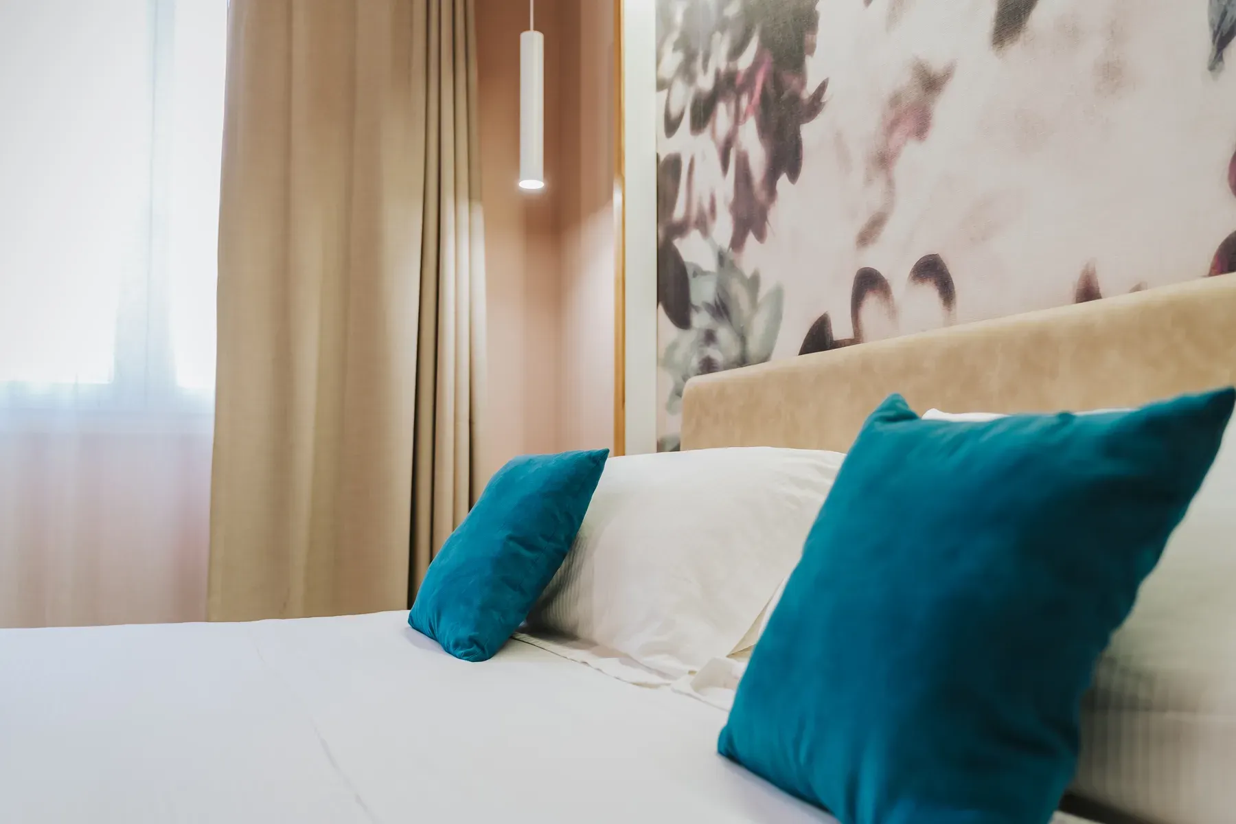 Dettaglio dei cuscini sul letto matrimoniale