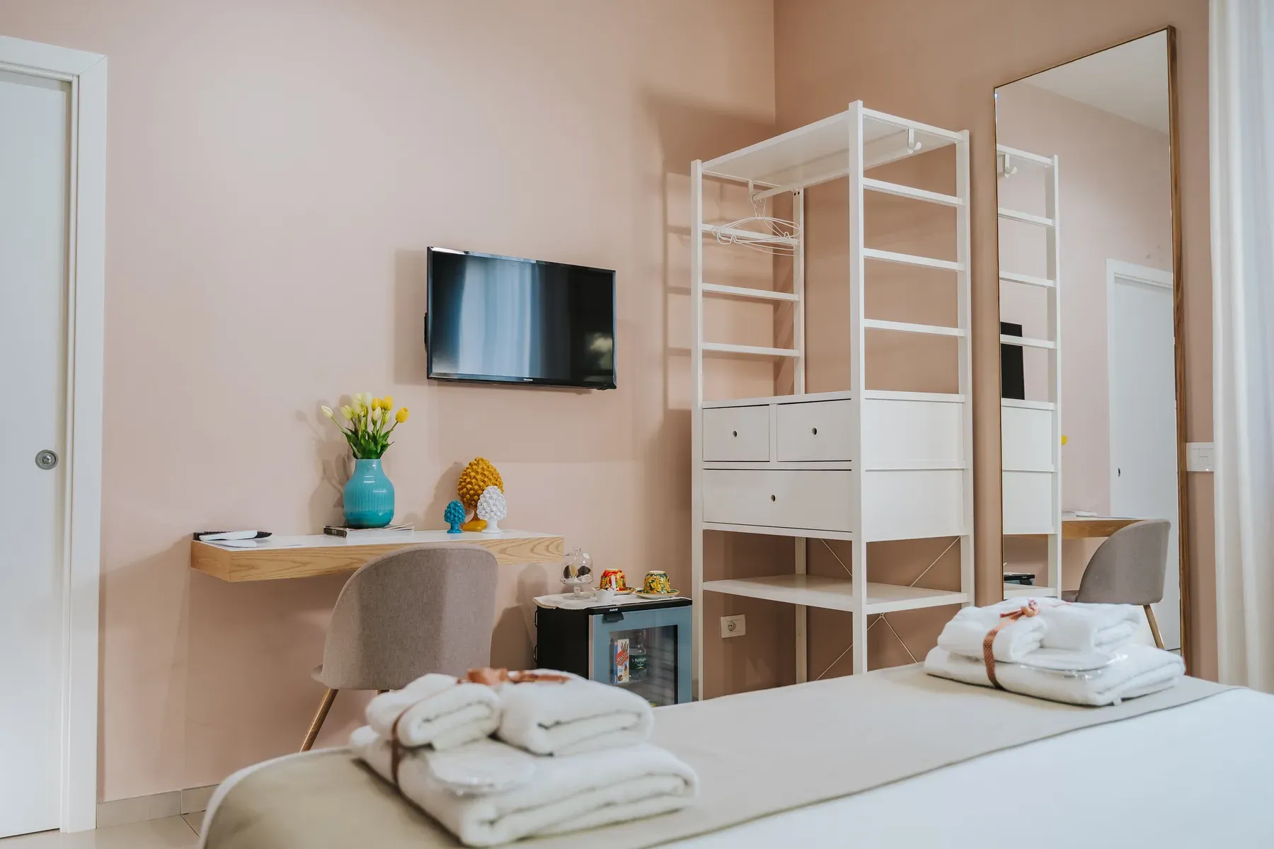 Zona relax con TV e scaffalatura
