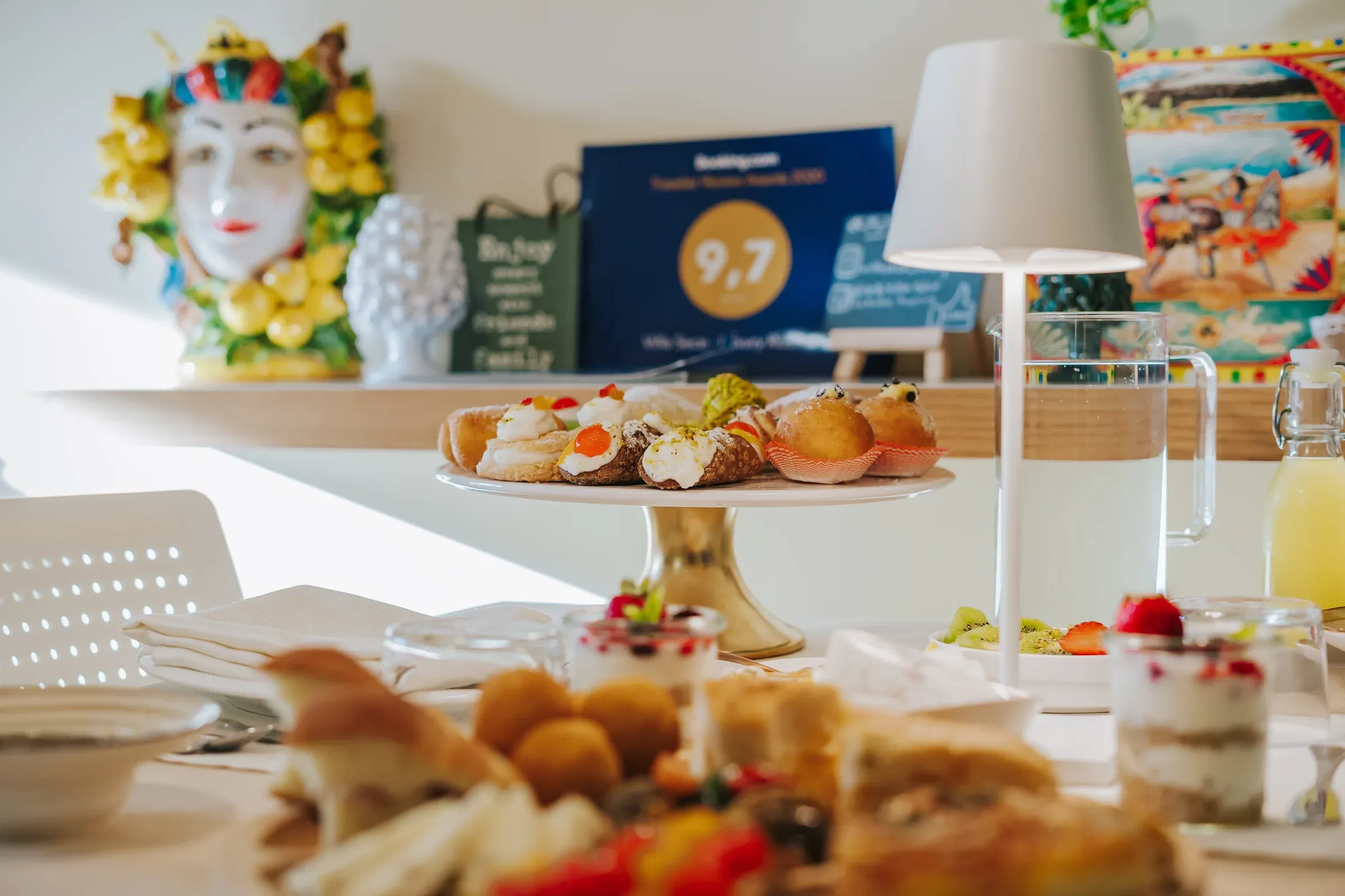 La sala colazione apparecchiata con specialità siciliane