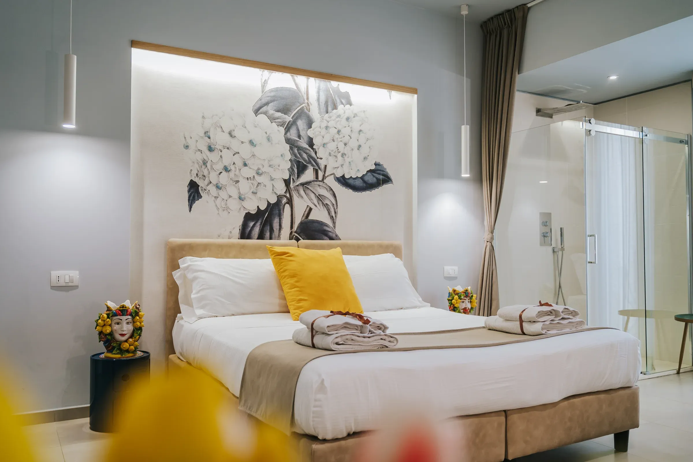 Il letto della Suite davanti al decoro floreale