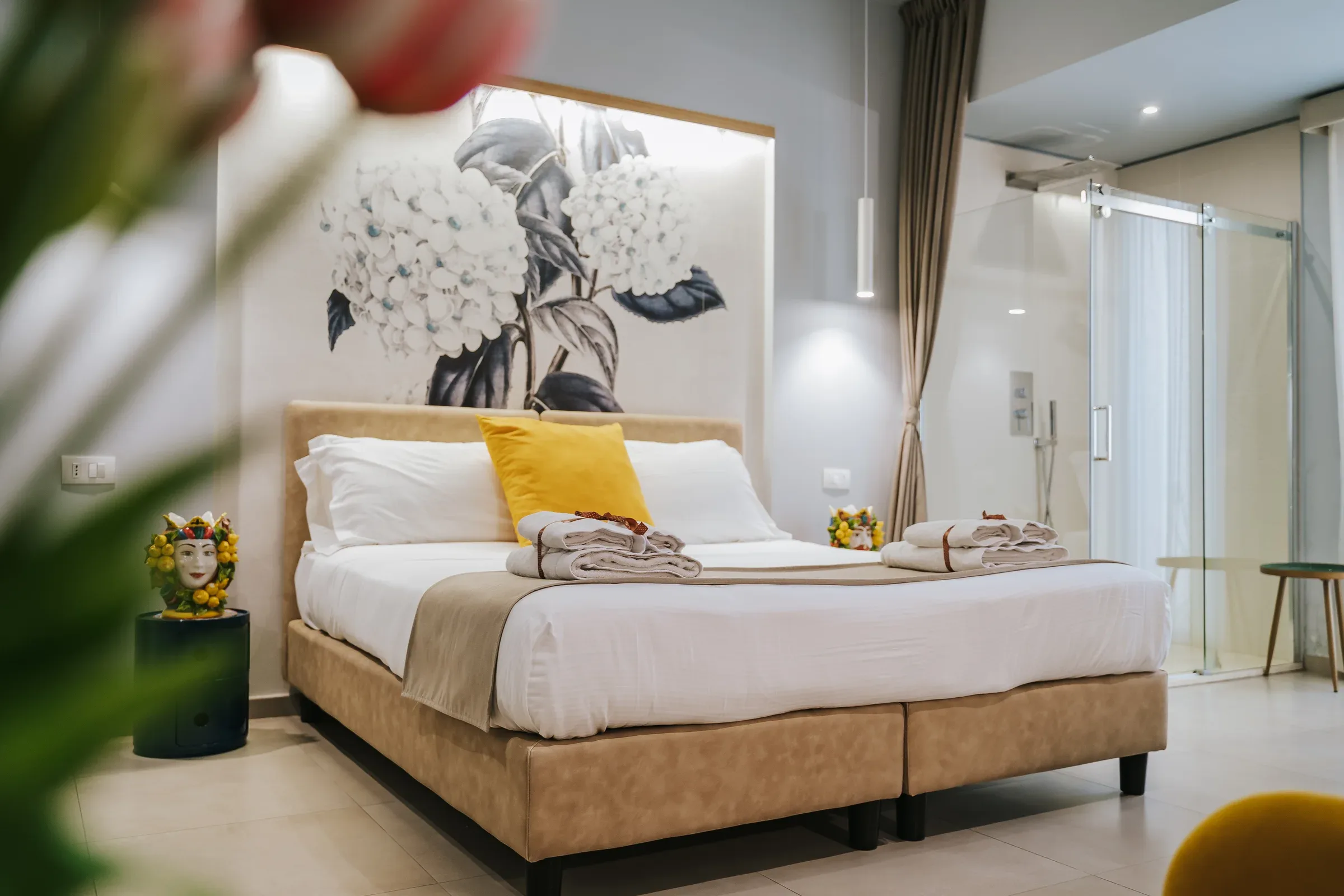La Suite con letto matrimoniale e decoro floreale