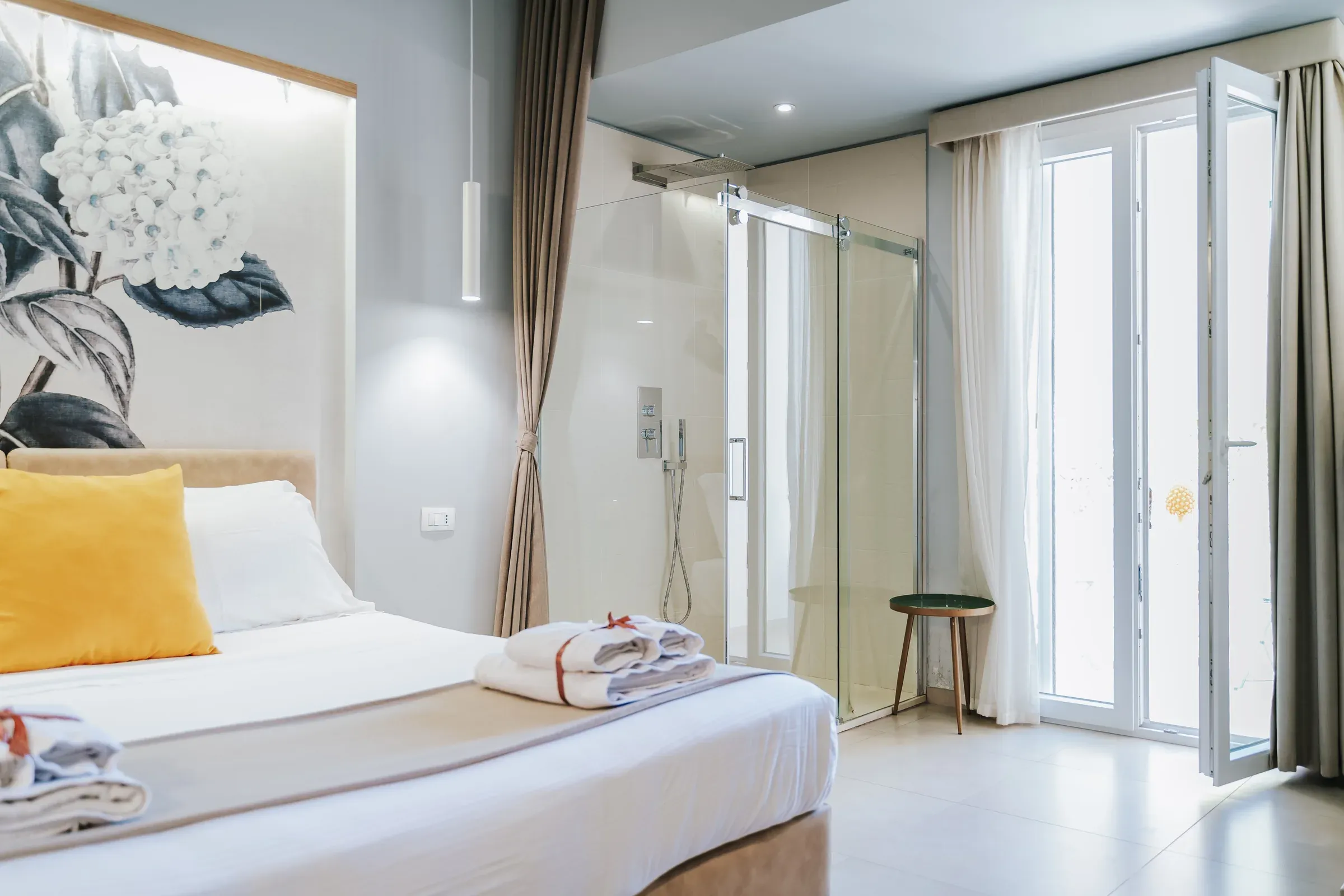 La Suite con letto e doccia a vista