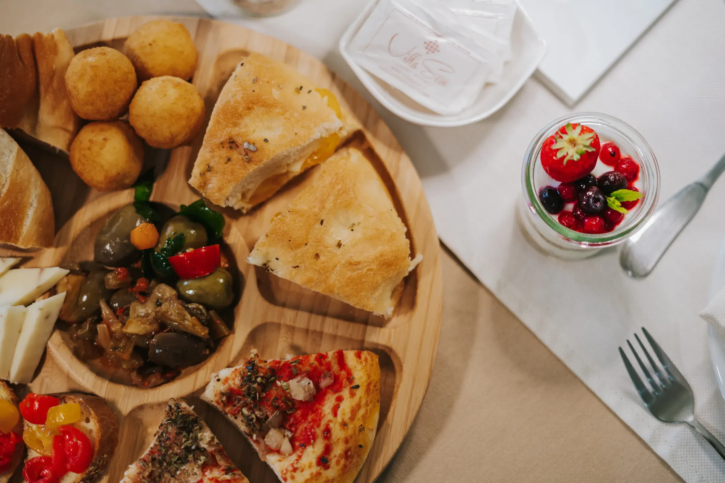 Selezione di specialità salate e pane servita a colazione
