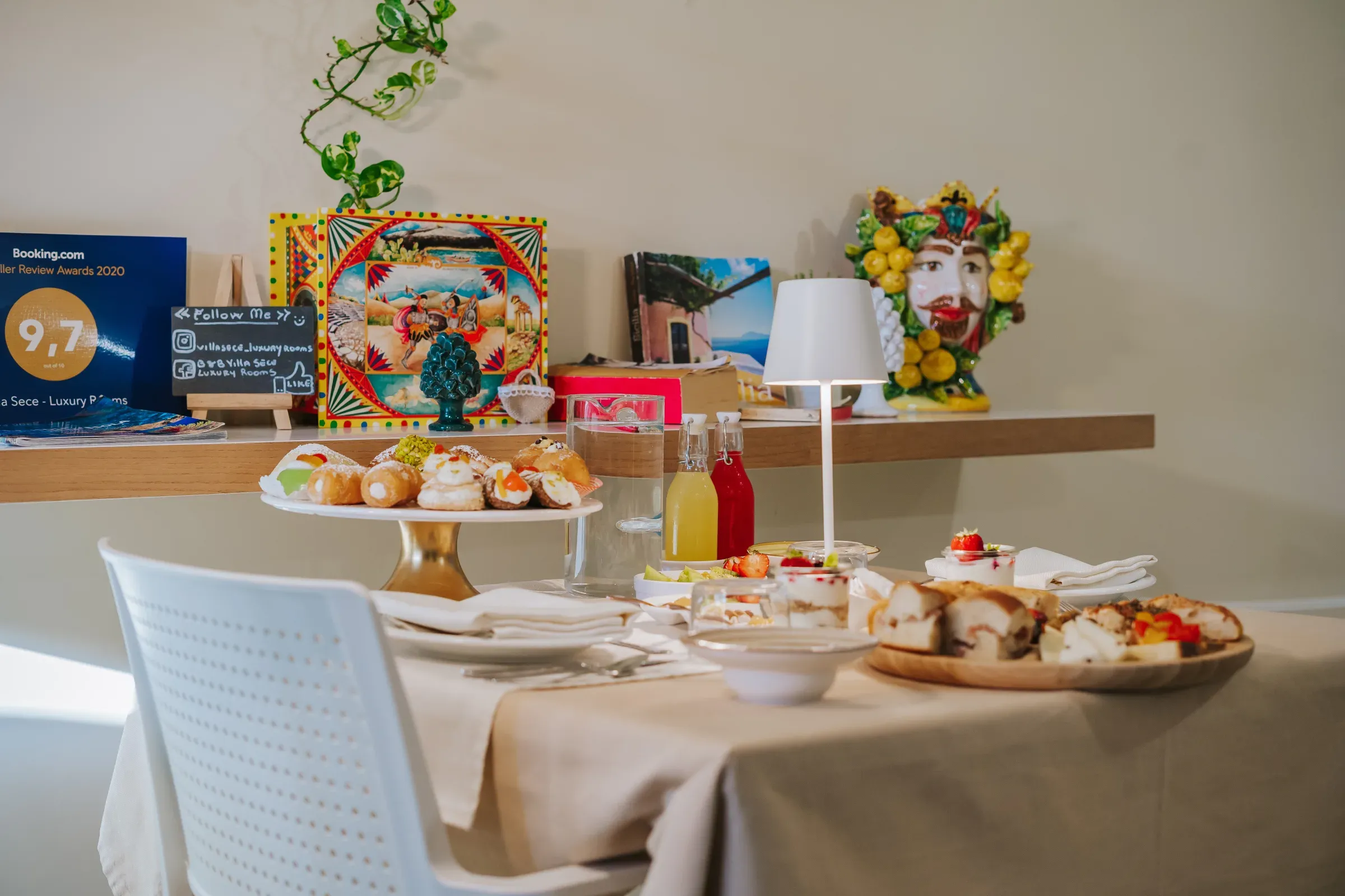 La sala colazione apparecchiata con prodotti dolci e salati