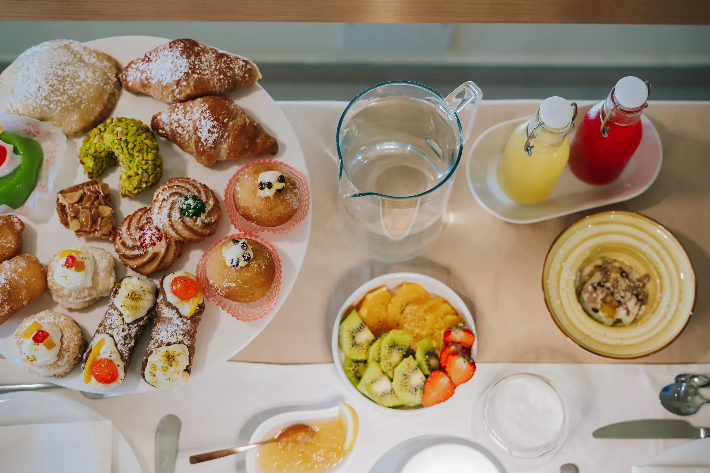 Pasticceria, frutta fresca e bevande della colazione