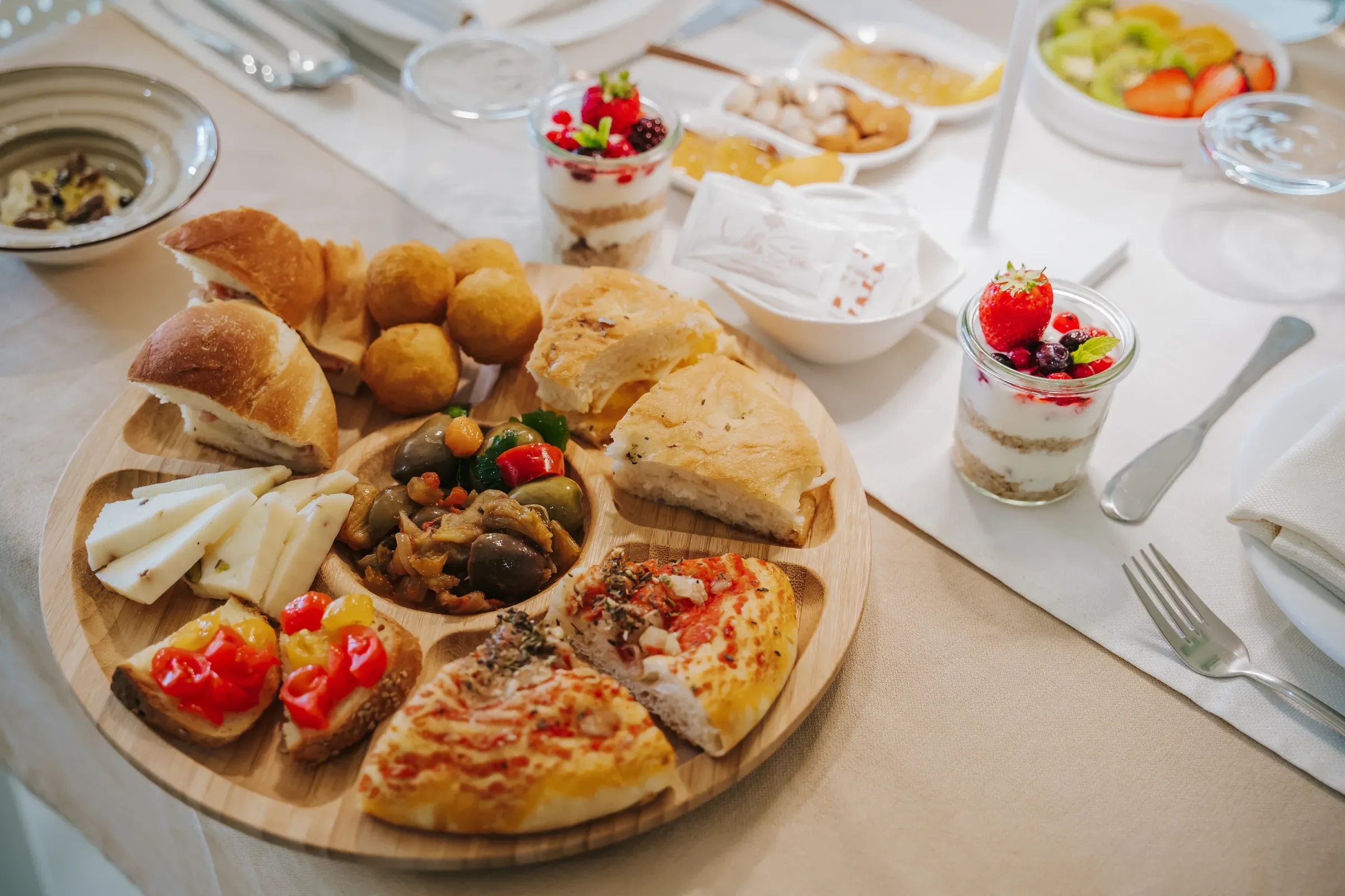 Tagliere con pane, focacce, formaggi e specialità salate