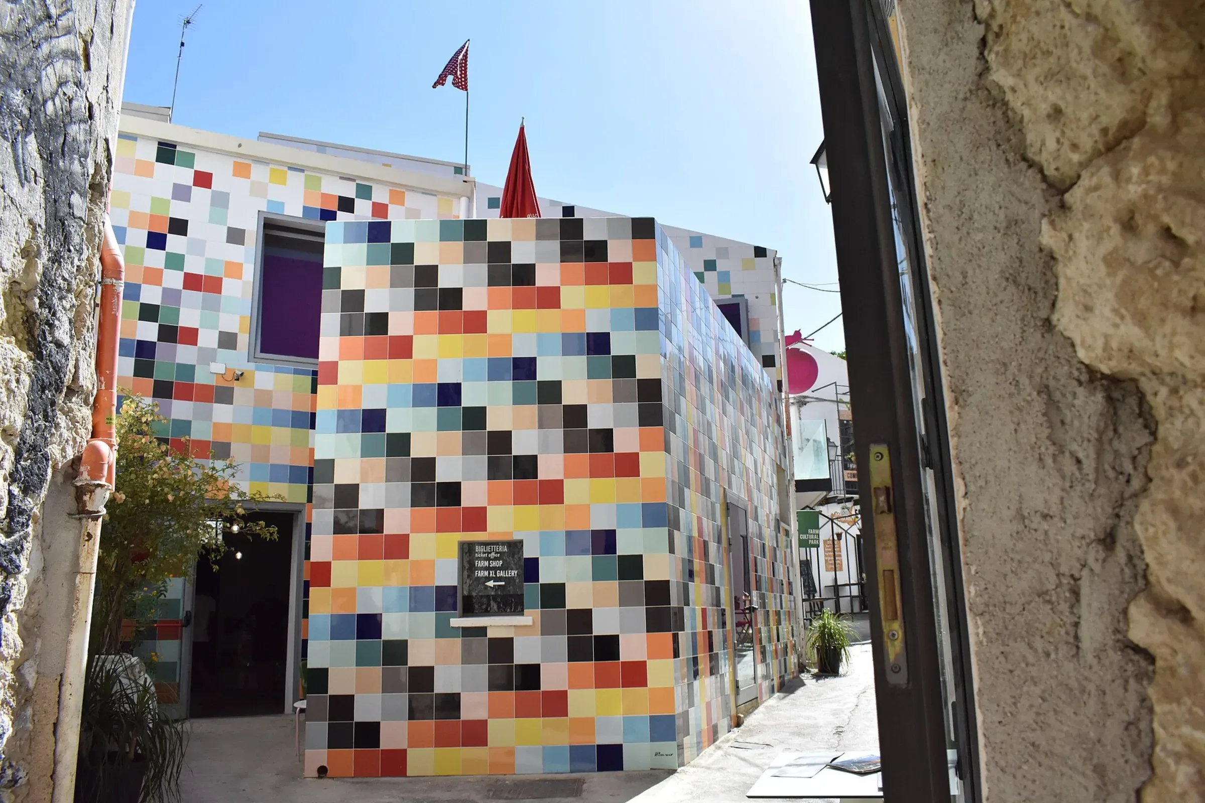 Un’installazione colorata nel Farm Cultural Park di Favara
