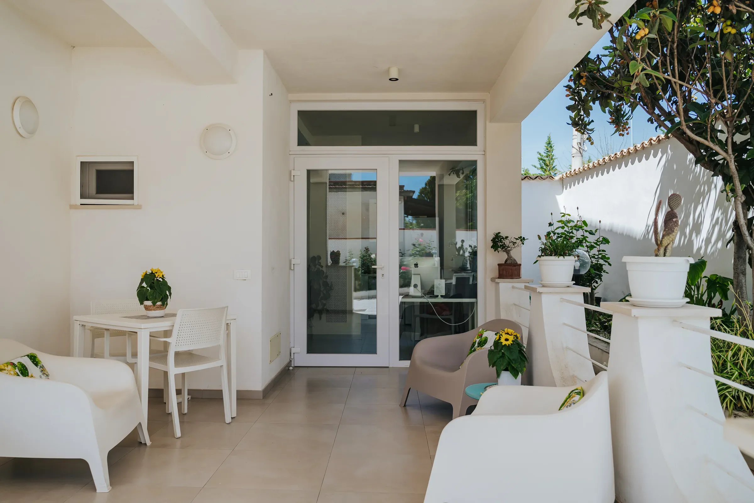 Il patio bianco di Villa Sece circondato dal verde