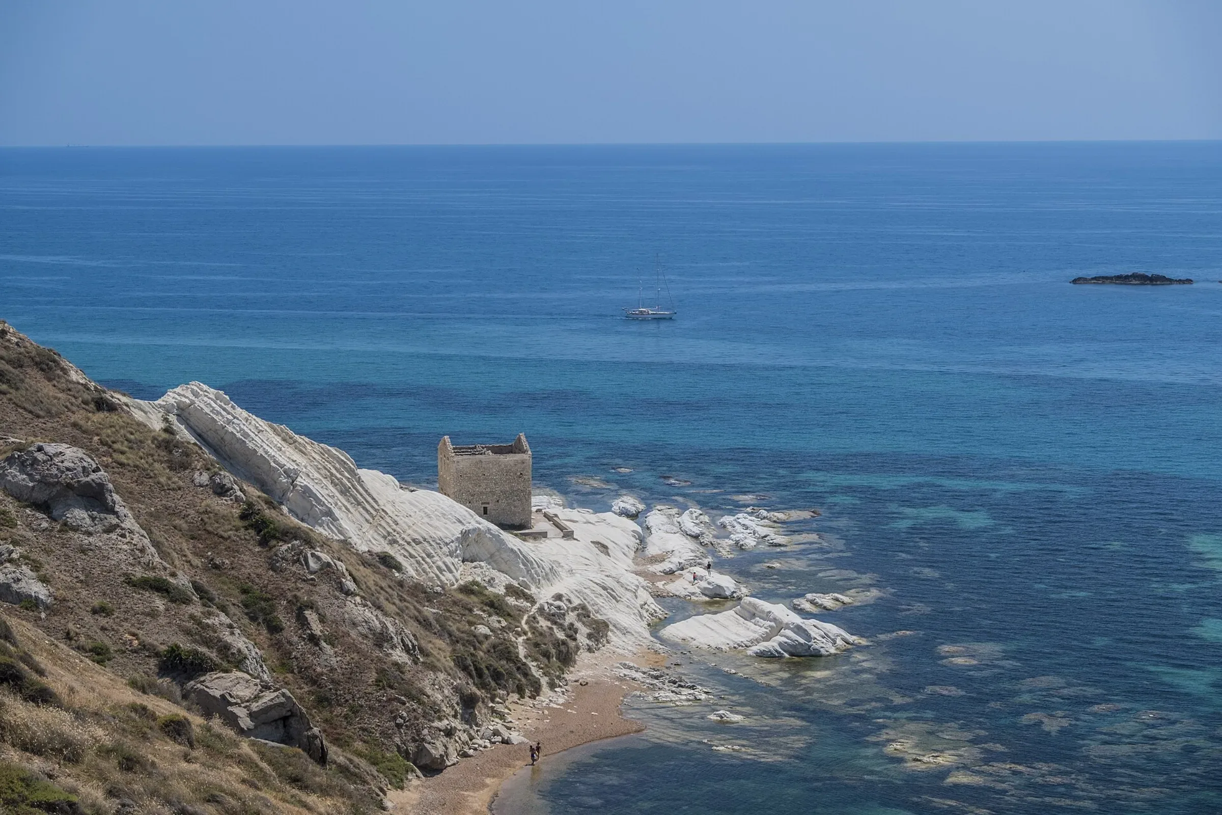 La costa rocciosa e il mare di Punta Bianca vicino Agrigento